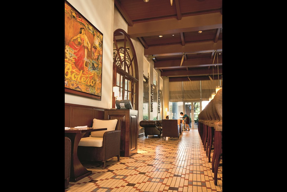 THE LONG BAR AT FAIRMONT MAKATI SERVES SOUTHEAST ASIAN DISHES AND CLASSIC COCKTAILS LIKE THE SINGAPORE SLING